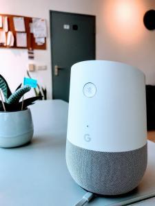 Nahaufnahme von Google Home im Büro