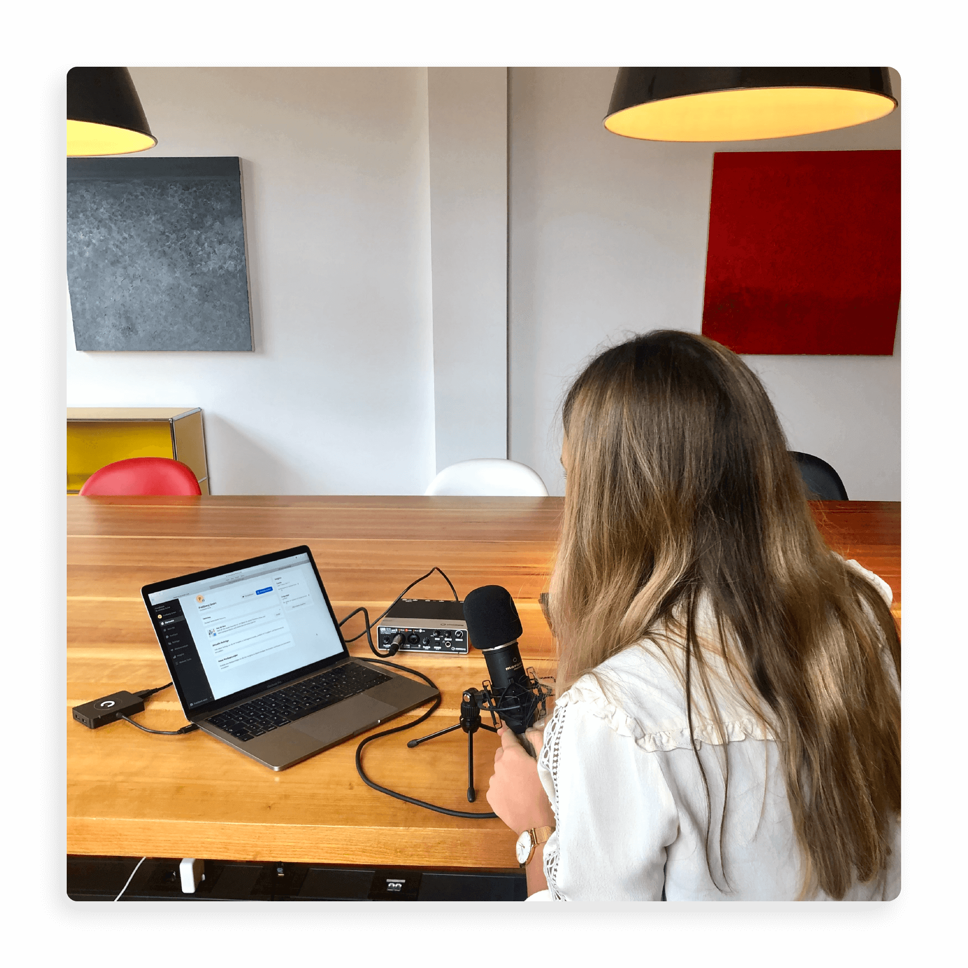 Nina bei der Aufnahme eines Onboarding-Videos